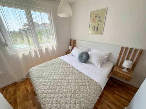 une chambre avec un lit avec un oreiller et une fenêtre dans l'établissement Sea Star AP2, à Bar
