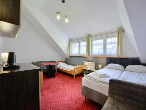 a bedroom with two beds and a window at Willa Marion in Karpacz