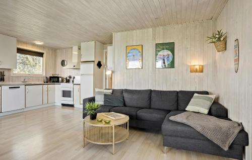 Kuchyň nebo kuchyňský kout v ubytování Holiday Home Sommerstedvej Thyholm V