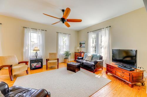 sala de estar con ventilador de techo y TV de pantalla plana en Home with Fire Pit Less Than 1 Mi to Willis Wharf Boat Ramp!, en Exmore