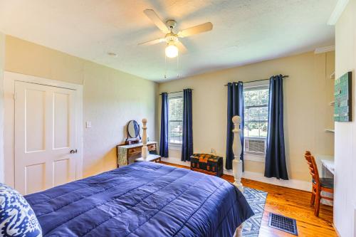 Cama o camas de una habitación en Home with Fire Pit Less Than 1 Mi to Willis Wharf Boat Ramp!