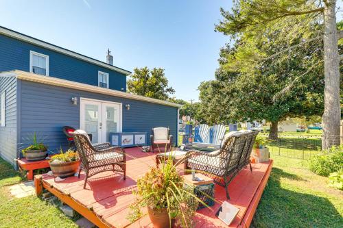 Jardín al aire libre en Home with Fire Pit Less Than 1 Mi to Willis Wharf Boat Ramp!
