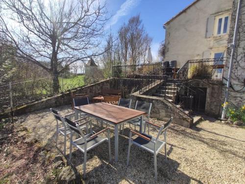 Φωτογραφία από το άλμπουμ του Gite Chez Grigri pour max 11 pers avec piscine chauffée et jardin σε Villebois-Lavalette