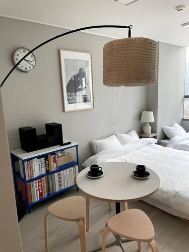 Ένα ή περισσότερα κρεβάτια σε δωμάτιο στο Incheon Berry the Hill Stay 인천송도