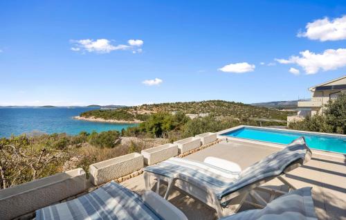 3 Bedroom Lovely Home In Murter