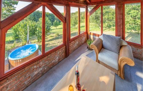 Posezení v ubytování 3 Bedroom Cozy Home In Krivaja Vojnicka