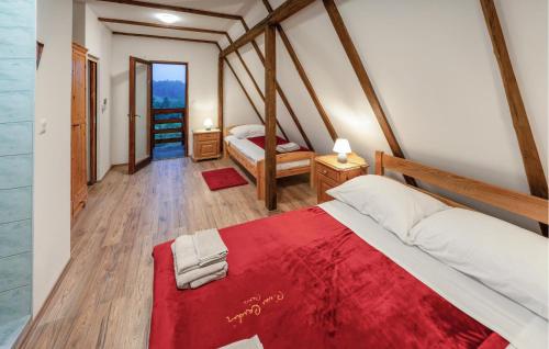 Postel nebo postele na pokoji v ubytování 3 Bedroom Cozy Home In Krivaja Vojnicka