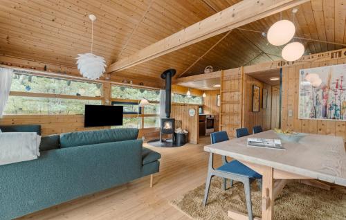 ein Wohnzimmer mit Sofa und Tisch in der Unterkunft 2 Bedroom Nice Home In Nexø in Vester Sømarken