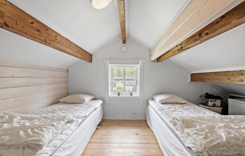 Ένα ή περισσότερα κρεβάτια σε δωμάτιο στο 2 Bedroom Awesome Home In Hovborg