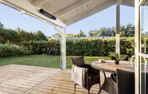 Un jardín fuera de Nice Home In Hadsund With Wifi