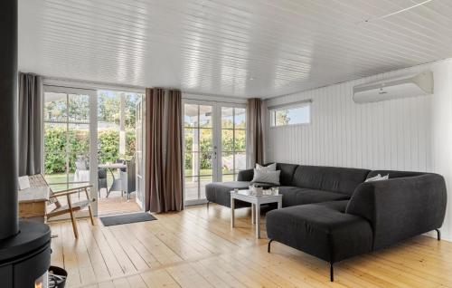 Un lugar para sentarse en Nice Home In Hadsund With Wifi