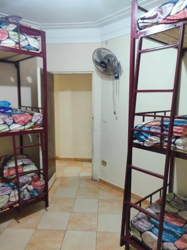 Μία ή περισσότερες κουκέτες σε δωμάτιο στο Alexandria Hostel هوستل الاسكندرية