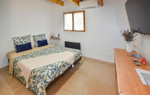 une chambre avec un lit et une table en bois dans l'établissement Nice Home In Monteux With Wifi, à Monteux