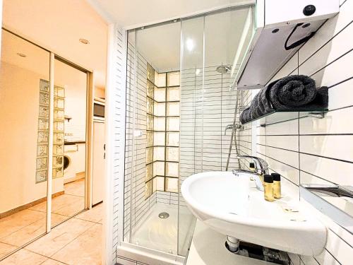 une salle de bain avec un lavabo et une douche dans l'établissement Cosy appart 4pers vieux Nice, à Nice