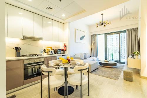 Chic 2BR with Partial Burj Khalifa View