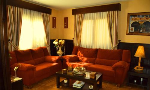a living room filled with furniture and a couch at Hospedería de Antonia in Ajalvir