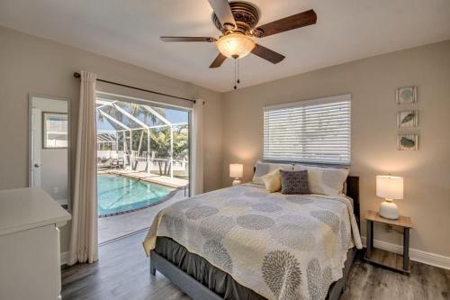Postel nebo postele na pokoji v ubytování Villa Sarasota by CoralVilla-for boaters, with pool