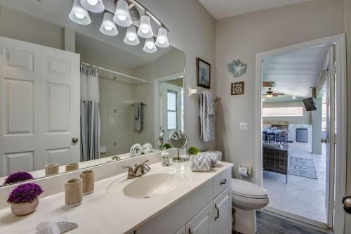 Kuchyň nebo kuchyňský kout v ubytování Villa Sarasota by CoralVilla-for boaters, with pool