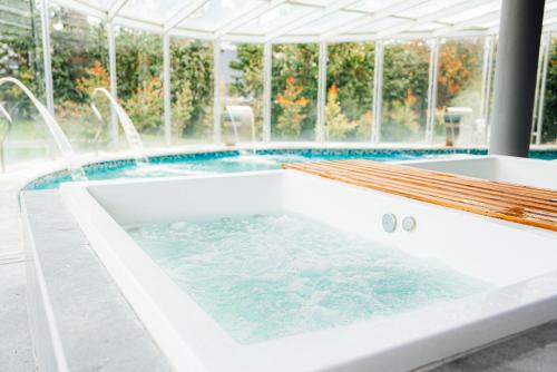 a hot tub in a conservatory with water shooting out at Destinar Apart in Carilo