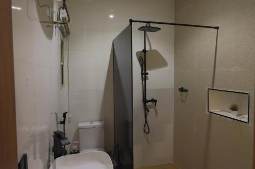 Ένα μπάνιο στο The Blcksite - 3 bedroom apartments in Wuse