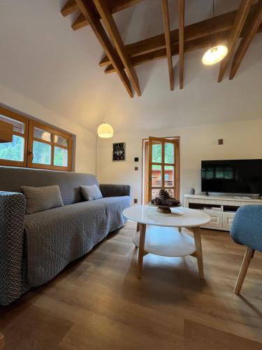 ein Wohnzimmer mit Couch und Tisch in der Unterkunft Apartmány La Šiška in Vsetín