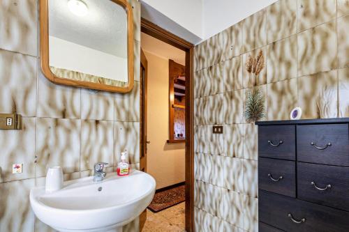 a bathroom with a sink and a mirror at Alloggio Chez Favre in Blevy