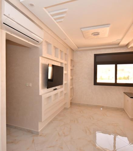 a living room with a flat screen tv on a wall at Appartement Biela in Al Hoceïma