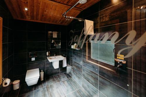 グレート・アイトンにあるEnchanted Lodge Great Ayton Yorkshireのトイレと洗面台付きのバスルーム