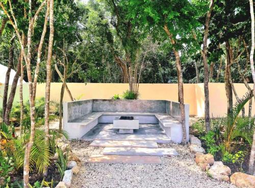 Taman di luar Aylove House