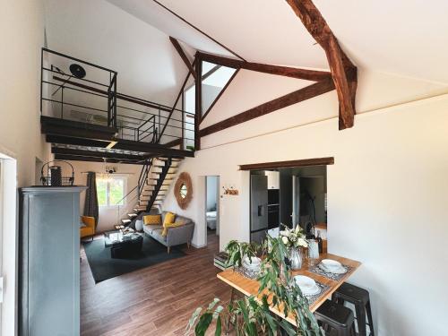 a kitchen and living room with a loft at Jolie petite maison - Entre mer, montagne, Espagne in Jurançon