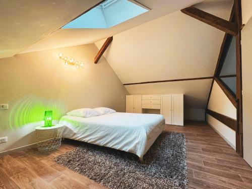 une chambre avec un grand lit dans un grenier dans l'établissement Jolie petite maison - Entre mer, montagne, Espagne, à Jurançon