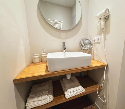 a bathroom with a white sink and a mirror at Jolie petite maison - Entre mer, montagne, Espagne in Jurançon