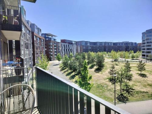 a balcony with a view of a park with trees at Kolmio, parvekkeet, meri, sauna ja keskustassa! in Helsinki