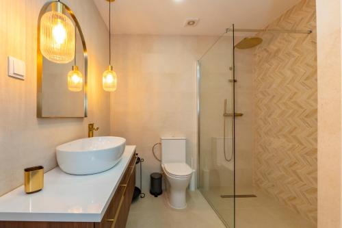 un bagno con lavandino, WC e doccia di Sintra premium Villa a Sintra