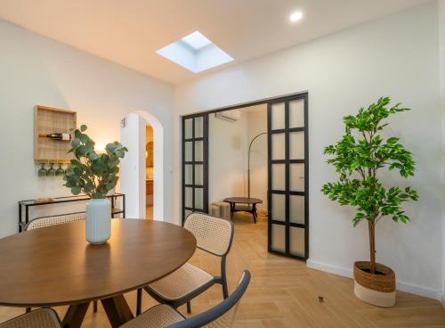 a dining room with a table and chairs at Sintra Premium Villa in Sintra