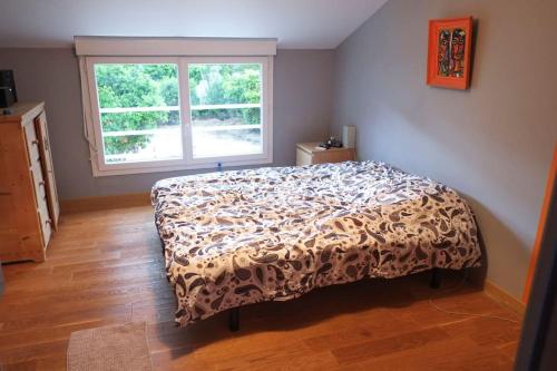 une chambre avec un lit et une fenêtre dans l'établissement Ma maison pour Vous !!, à La Haie