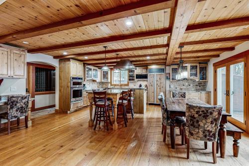 una cocina con techos de madera, mesas y sillas de madera en Dollar Point Palace, en Tahoe City