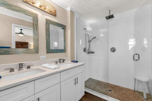 マルコ・アイランドにあるWaterfront Oasis Re-Done Throughout! 1 Mile From Winterberry Beach Access Ptの洗面台とシャワー付きの白いバスルーム