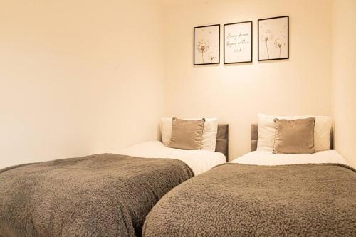 Katil atau katil-katil dalam bilik di Cosy 2 Bedroom Apartment - Free Parking, Fast WiFi and Smart TV by Tejza Property