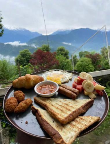 RānīpauwaにあるMountain facing room in crystal domeの卵、トーストを含む朝食用の食品