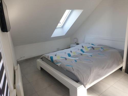 Postel nebo postele na pokoji v ubytování Gîte l'Oiseau du Paradis - Appartement moderne au cœur de l'Alsace