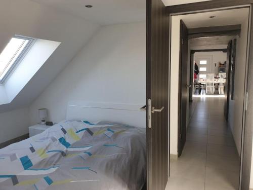 Postel nebo postele na pokoji v ubytování Gîte l'Oiseau du Paradis - Appartement moderne au cœur de l'Alsace