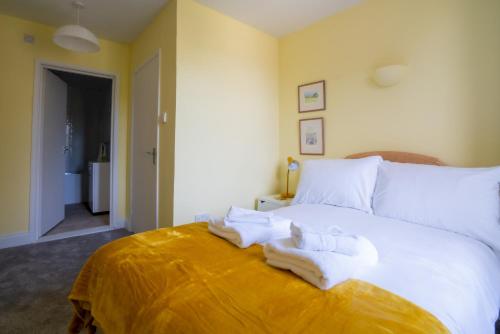 Katil atau katil-katil dalam bilik di Pass the Keys 4 Bed Victorian Home Courtyard Parking