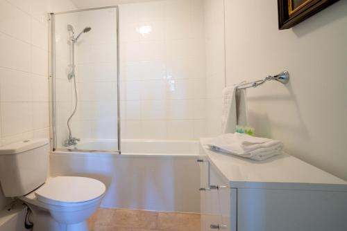 Bilik mandi di Pass the Keys 4 Bed Victorian Home Courtyard Parking