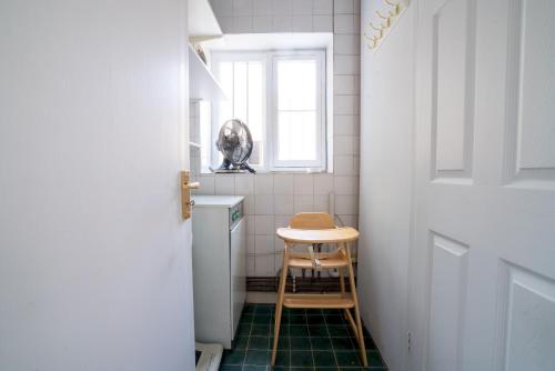Gambar di galeri bagi Pass the Keys 4 Bed Victorian Home Courtyard Parking di Preston