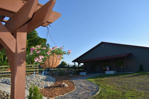 Κήπος έξω από το Farm House at the Winery in Crossville, TN