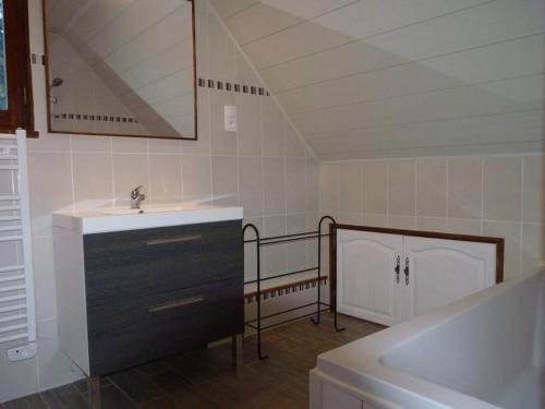 une salle de bain avec un lavabo et une baignoire dans l'établissement maison de montagne spacieuse et chaleureuse, à Guchan