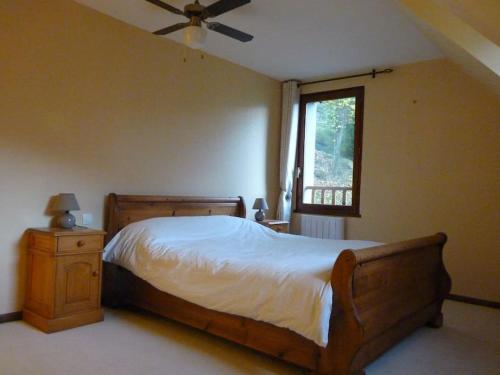 une chambre avec un lit et un ventilateur de plafond dans l'établissement maison de montagne spacieuse et chaleureuse, à Guchan