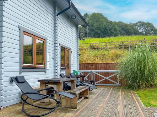 a patio with a picnic table and chairs on a house at Freedom Lodge Great Ayton Yorkshire in Great Ayton