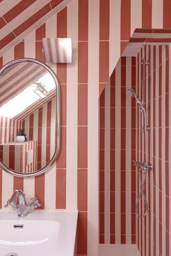 une salle de bain avec un lavabo et un miroir dans l'établissement La maison de Crèvecoeur, à La Croix-Saint-Leufroy
